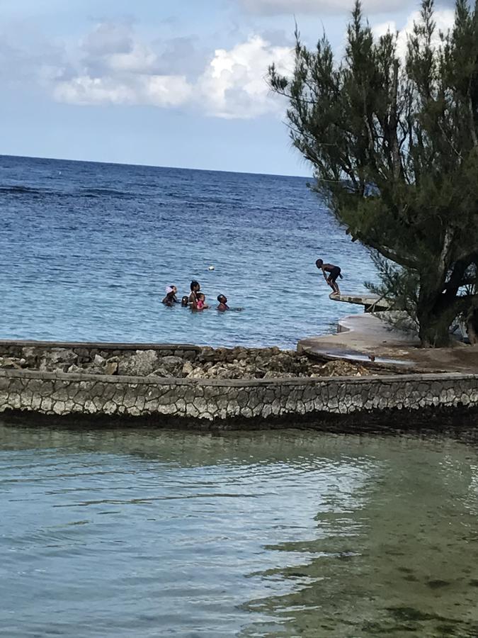 Alexanders Penthouse On The Beach オーチョ・リオス エクステリア 写真
